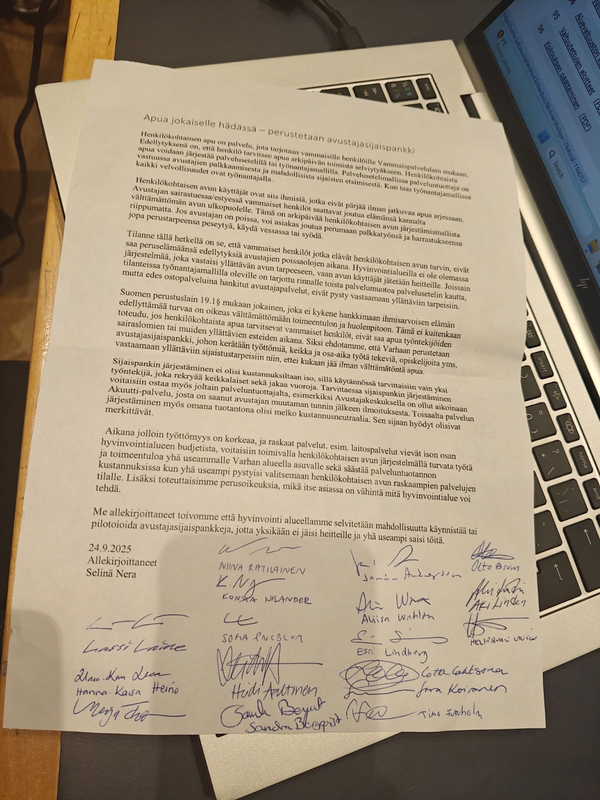 Avustajasijaispankki aloite tulostettuna paperille. Paperilla on useita allekirjoituksia.