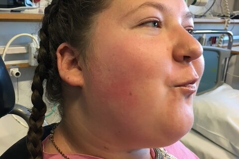 Selinä hymyilemässä sairaalan teho-osastolla